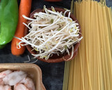Foto del paso 1 de la receta: 🍁 Tallarines al estilo chino con gambas al ajillo 🧄
