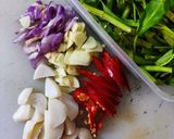 Foto langkah ke 1 dari resep Tumis Kangkung Bakso Saus Tiram.