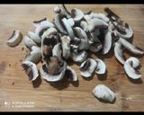 A picture of step 1 of Mushroom masala.