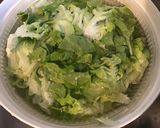 Une image de l'étape 1 de Salade de tomates au comté et noix sur lit de feuille de chêne.