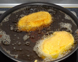 Foto del paso 3 de la receta: Pollo relleno con salchichas y empanado especial