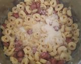 Foto del paso 3 de la receta: Tortellini tres quesos con nata y salchichas