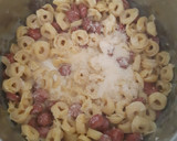 Foto del paso 3 de la receta: Tortellini tres quesos con nata y salchichas