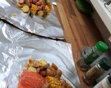 Foto langkah ke 6 dari resep Salmon, Sosis dan Udang bungkus alumunium foil.