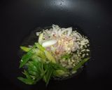 Foto langkah ke 3 dari resep Mie goreng instan spesial.