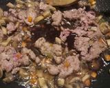 A picture of step 2 of Bucatini con ragú di salsiccia e funghi.