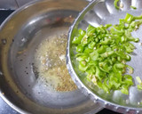 A picture of step 4 of Kanda Poha.