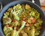 A picture of step 2 of Veggies broccoli almond soup.