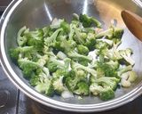 Foto langkah ke 3 dari resep Brokoli cah saos tiram.