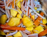 Foto del paso 1 de la receta Ensalada tibia de vieiras y gambas salteadas con mango y aguacate