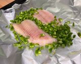 Une image de l'étape 6 de Filets de lieu jaune au poivron vert, persil et citron.
