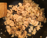 Foto del paso 4 de la receta: Pollo con salsa de champiñones
