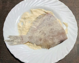 Foto del paso 1 de la receta: Lenguadina rebozada con ensalada