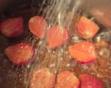 Foto langkah ke 1 dari resep Milk Strawberry Coffee.