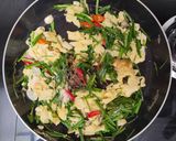 Foto langkah ke 2 dari resep Orak arik Telur daun Kucai.