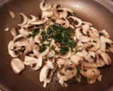 Foto del paso 4 de la receta: Salteado de champiñones y pasta