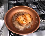 Foto del paso 3 de la receta: Salmón a la mantequilla y limón, con puré de papa