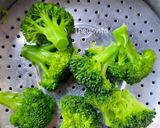 Foto langkah ke 4 dari resep MPASI Steam Brokoli (Tips) 🥦.