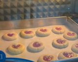 Foto langkah ke 2 dari resep Strawberry Thumbprint with Love.