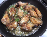 Foto del paso 3 de la receta: Alitas de pollo al ajillo con vino blanco