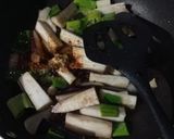 Foto langkah ke 2 dari resep Tumis terong daun bawang.