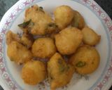 A picture of step 3 of Urad dal ke wada.