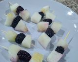Une image de l'étape 3 de Brochettes melon / mûre violette.