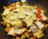Foto del paso 5 de la receta: Pollo con verduras en salsa de soya🌺