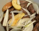 Hình bước làm 3 của món Thịt nạc vai hầm táo (Stewed Meat with Apples)