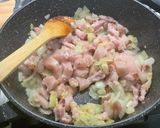 Une image de l'étape 10 de Poulet et lard aux poivrons, tomates, épices et lait de coco.
