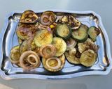 Une image de l'étape 11 de Courgettes rondes et oignon rouge au pesto.