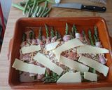 Foto del paso 4 de la receta: Espárragos verdes con bacon y queso fundido 🥓🧀