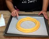 Foto del paso 12 de la receta: Corona de pasta choux rellena de crema pastelera y chocolate. Especial navidad