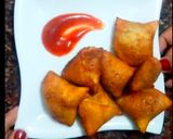 A picture of step 8 of Quick party samosas.