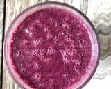 A picture of step 4 of Berry smoothie - vegan.