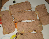 Foto del paso 2 de la receta: Tostas de pasas con paté y mermeladas