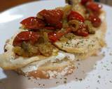 Foto del paso 6 de la receta Torrada de pollo a la plancha y queso crema con tomate, cebolla y champiñones al pesto