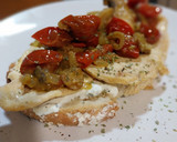 Foto del paso 6 de la receta: Torrada de pollo a la plancha y queso crema con tomate, cebolla y champiñones al pesto
