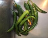 Une image de l'étape 1 de Piments verts au citron confit,romarin et huile de truffe.
