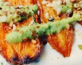 Foto del passaggio 6 della ricetta Carote arrosto con salsa allo yogurt e pesto di spinacini