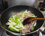 青椒香腸炒茭白筍(簡單料理)的食譜步驟6照片