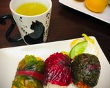 Foto del paso 4 de la receta: Metamorfosis omusubi rollo de Acelga rojo Japonés kawariomusubi🇺🇾🇯🇵変わりおむすび(不断草包み)🍱para lonchera