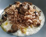 Foto del passaggio 4 della ricetta Orzo su crema di cavolfiore e ricotta con funghi