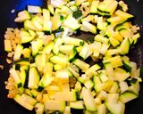 Gombás cukkinis ragu recept fázis 2 fotója