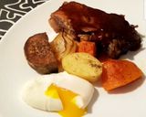 Foto del paso 5 de la receta: Carré de cerdo a al barbacoa con vegetales y huevo escalfado