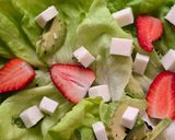 Foto del paso 5 de la receta: Ensalada de palta, frutillas y queso Feta sobre colchón de lechuga 🥗