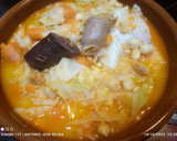 Foto del paso 3 de la receta: Chorizo patatero y morcilla con garbanzos, zanahoria, gallina y col