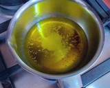 Foto del paso 4 de la receta: Lágrimas y yemas de vainas de habas en aceite de oliva y Romero