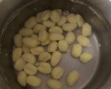 Foto del paso 6 de la receta: Ñoquis con verduras, gulas y huevos de codorniz