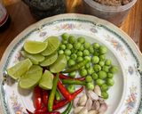 รูปขั้นตอนการทำที่ 1 ของ น้ำพริกกะปิปลาทูทอดไข่ชะอม
